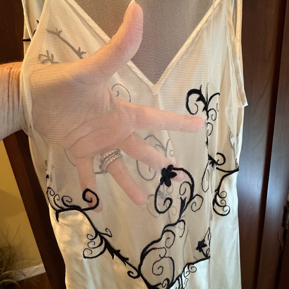 Victoria’s Secret nightgown w/Black Embroidery matching robe for sale too - Picture 4 of 6